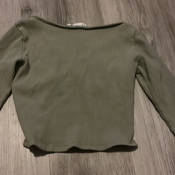Green long sleeve vneck - Picture 3 of 3
